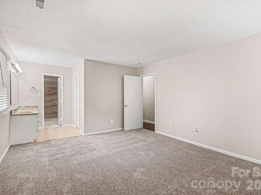 11613 Rimrock Canyon Drive, Charlotte, NC 28226.  MLS# CAR4393969, YatesRealty ID 37009. 
