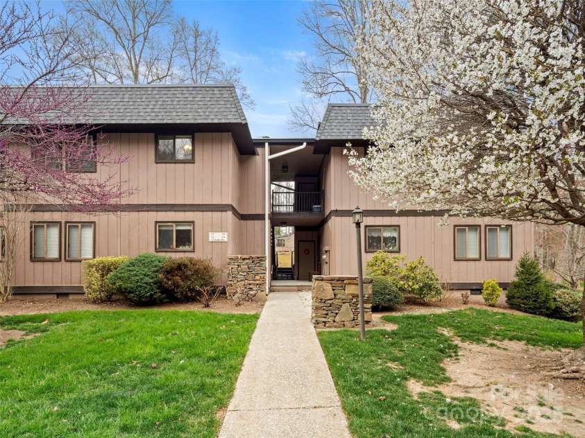 23 Lake Drive, Hendersonville, NC 28739.  MLS# CAR4240993, YatesRealty ID 3701. 