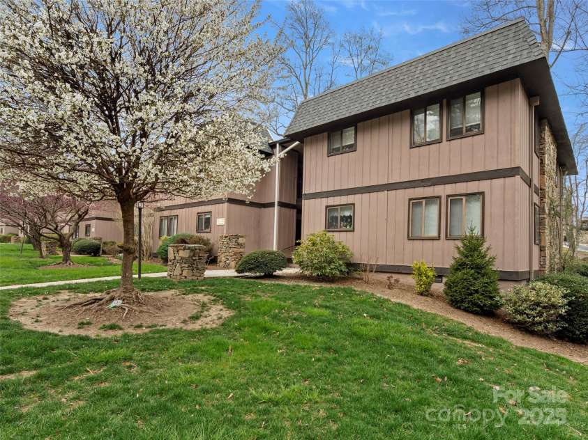 23 Lake Drive, Hendersonville, NC 28739.  MLS# CAR4240993, YatesRealty ID 3701. 