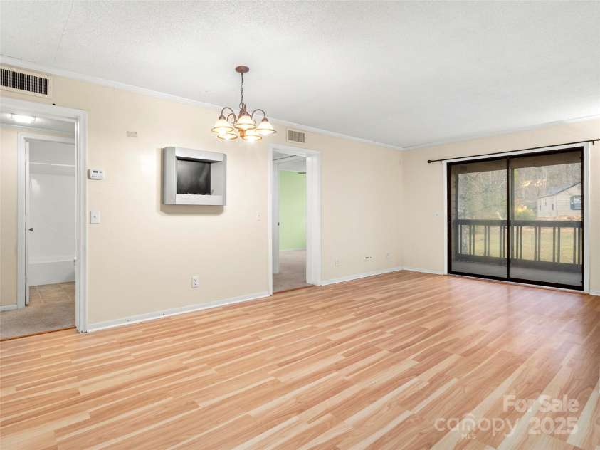 23 Lake Drive, Hendersonville, NC 28739.  MLS# CAR4240993, YatesRealty ID 3701. 