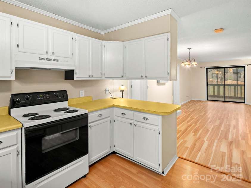 23 Lake Drive, Hendersonville, NC 28739.  MLS# CAR4240993, YatesRealty ID 3701. 