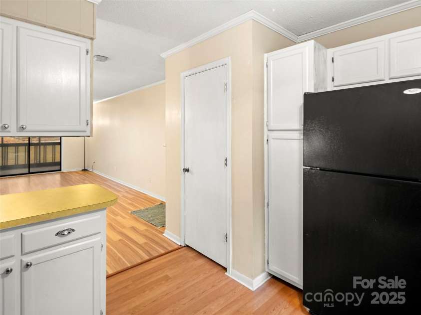 23 Lake Drive, Hendersonville, NC 28739.  MLS# CAR4240993, YatesRealty ID 3701. 