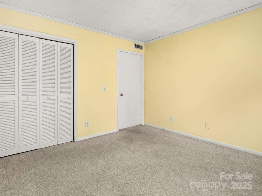 23 Lake Drive, Hendersonville, NC 28739.  MLS# CAR4240993, YatesRealty ID 3701. 