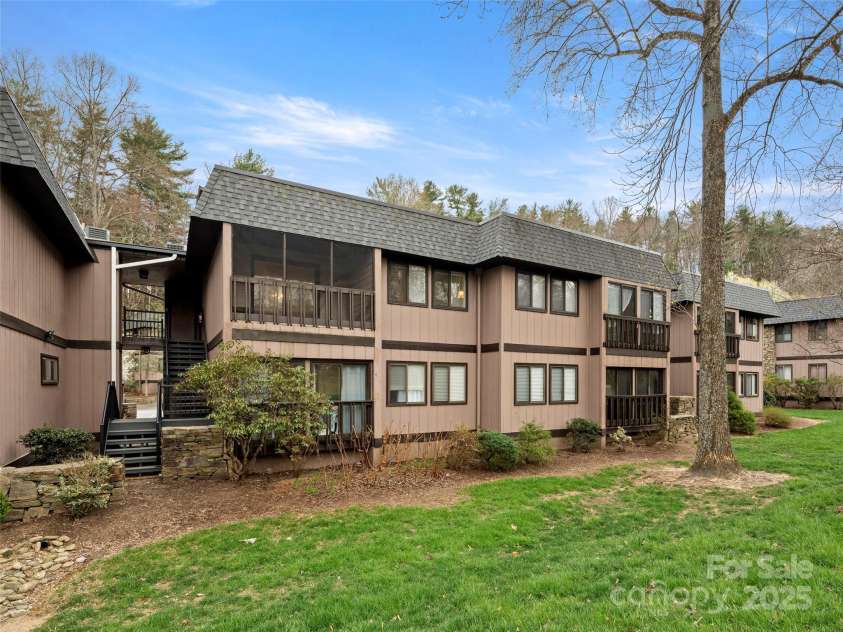 23 Lake Drive, Hendersonville, NC 28739.  MLS# CAR4240993, YatesRealty ID 3701. 
