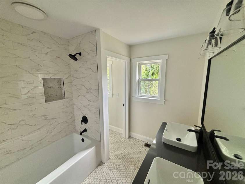 48 Middlemont Avenue, Asheville, NC 28806.  MLS# CAR4403583, YatesRealty ID 37011. 