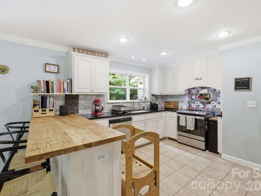 2 Coneflower Court, Black Mountain, NC 28711.  MLS# CAR4400638, YatesRealty ID 37014. 