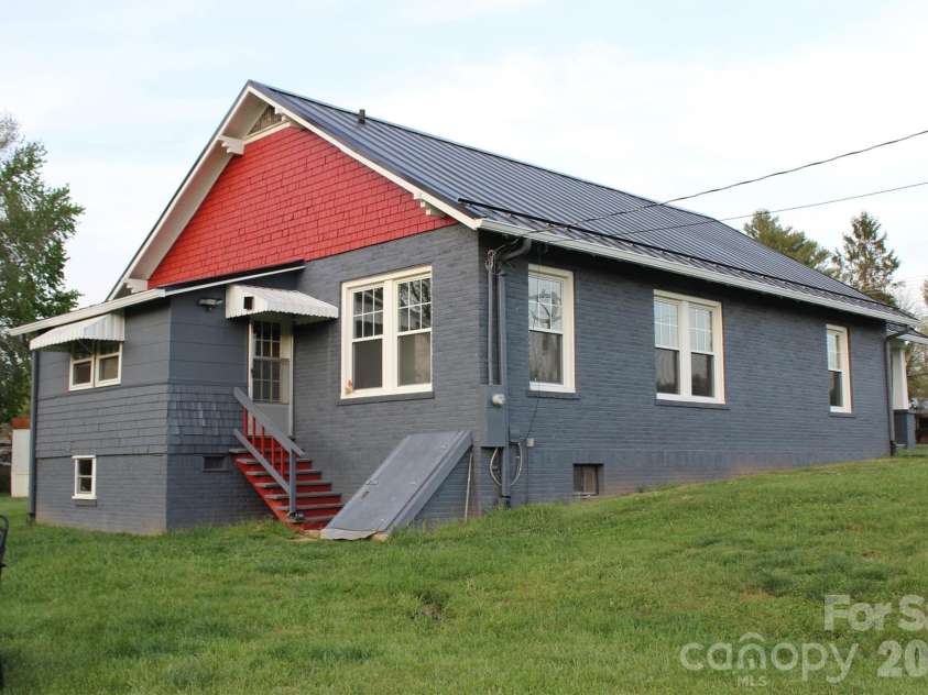 300 Banner Farm Road, Mills River, NC 28759.  MLS# CAR4370427, YatesRealty ID 37017. 