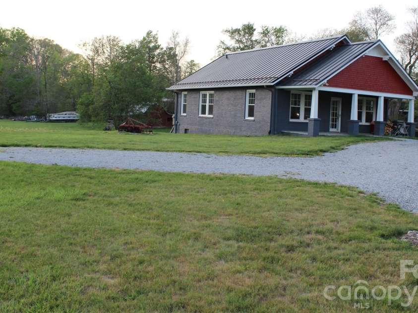 300 Banner Farm Road, Mills River, NC 28759.  MLS# CAR4370427, YatesRealty ID 37017. 