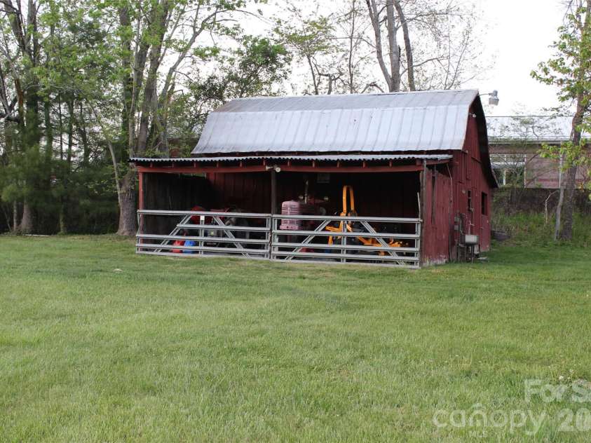 300 Banner Farm Road, Mills River, NC 28759.  MLS# CAR4370427, YatesRealty ID 37017. 