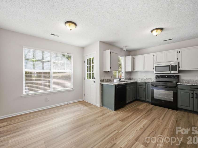 8313 Houndstooth Drive, Charlotte, NC 28227.  MLS# CAR4401386, YatesRealty ID 37018. Dining Area