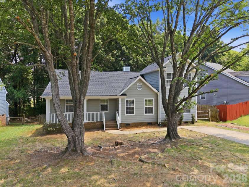 8313 Houndstooth Drive, Charlotte, NC 28227.  MLS# CAR4401386, YatesRealty ID 37018. Exterior/Front Yard