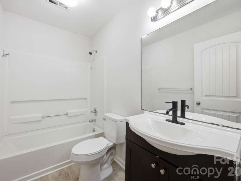8313 Houndstooth Drive, Charlotte, NC 28227.  MLS# CAR4401386, YatesRealty ID 37018. Full Bathroom
