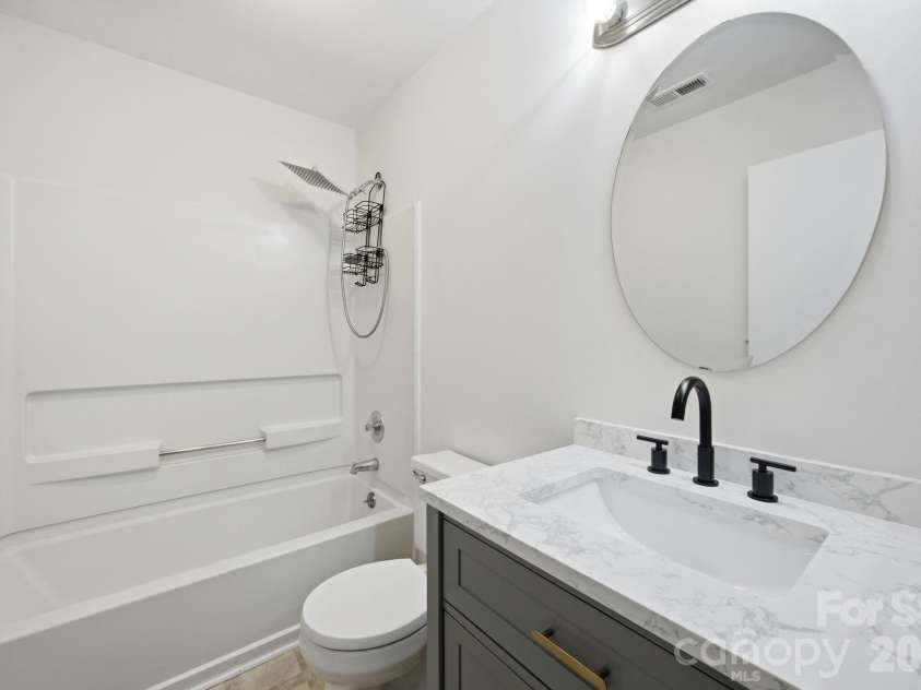 8313 Houndstooth Drive, Charlotte, NC 28227.  MLS# CAR4401386, YatesRealty ID 37018. Full Bathroom