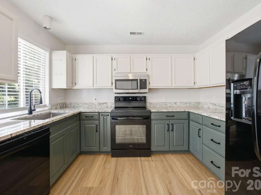 8313 Houndstooth Drive, Charlotte, NC 28227.  MLS# CAR4401386, YatesRealty ID 37018. Kitchen