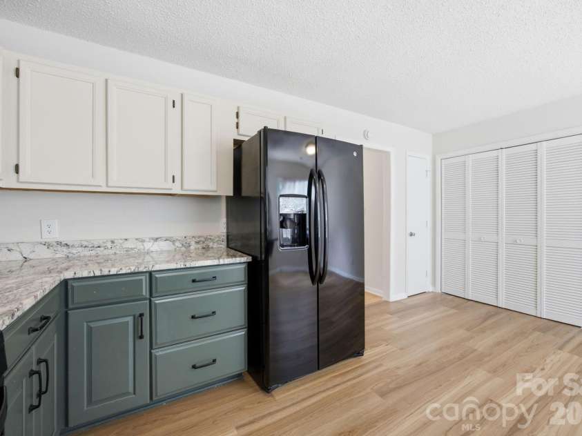 8313 Houndstooth Drive, Charlotte, NC 28227.  MLS# CAR4401386, YatesRealty ID 37018. Kitchen