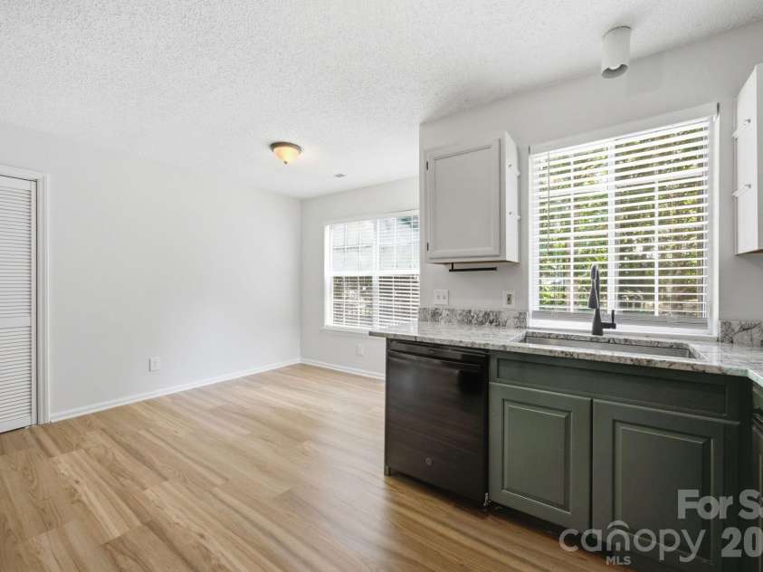 8313 Houndstooth Drive, Charlotte, NC 28227.  MLS# CAR4401386, YatesRealty ID 37018. Kitchen/Dining Area