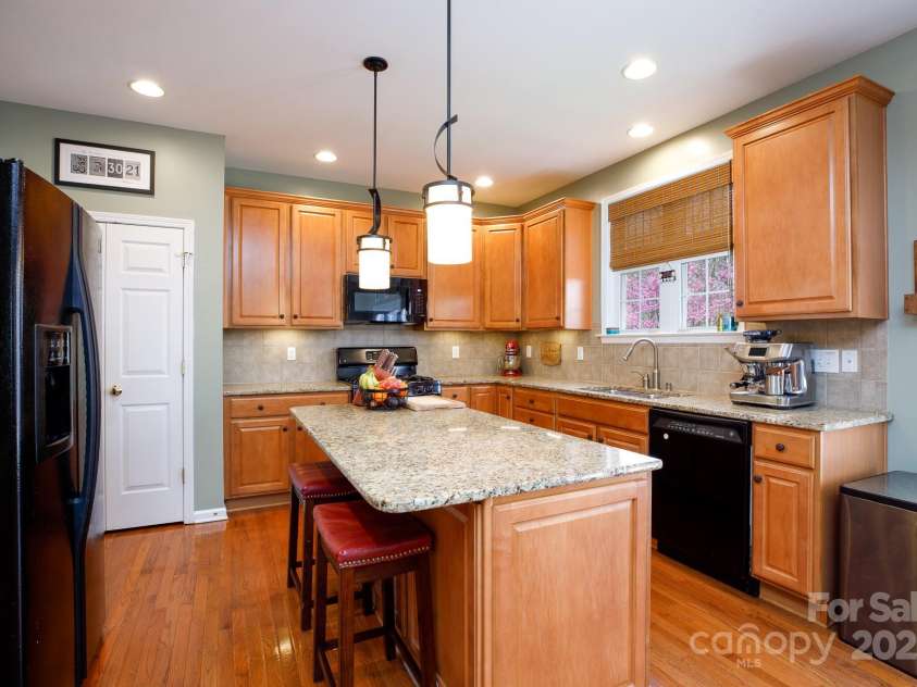 4232 Belle Meade Circle, Belmont, NC 28012.  MLS# CAR4238225, YatesRealty ID 3702. Island, pantry, granite