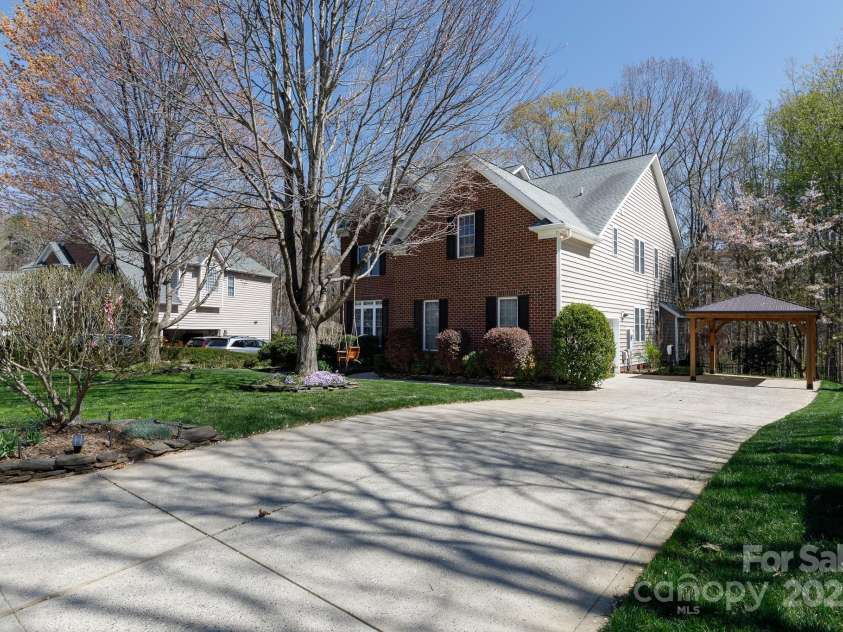 4232 Belle Meade Circle, Belmont, NC 28012.  MLS# CAR4238225, YatesRealty ID 3702. Large driveway