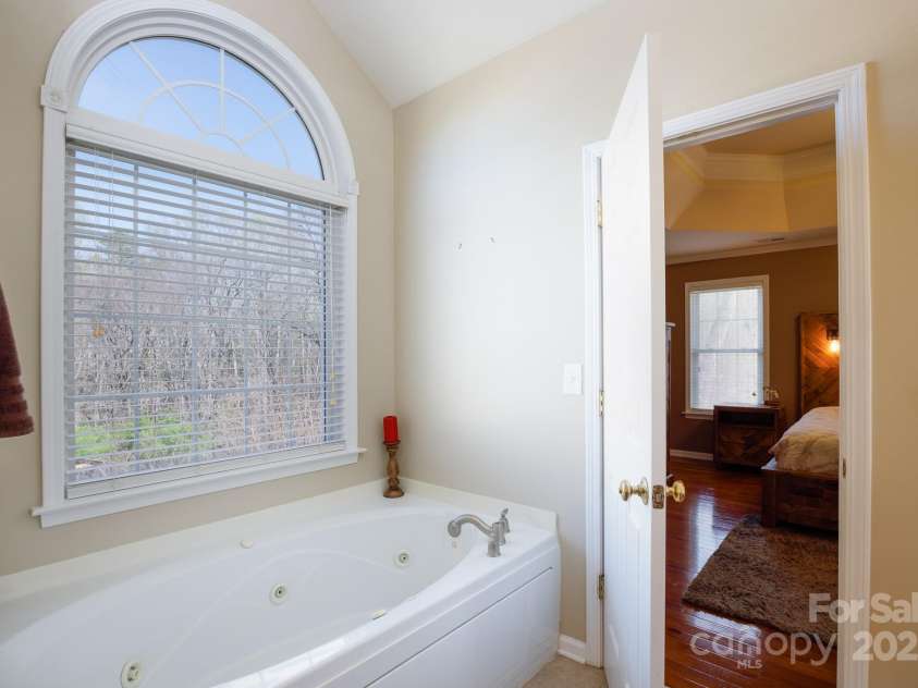 4232 Belle Meade Circle, Belmont, NC 28012.  MLS# CAR4238225, YatesRealty ID 3702. Primary Bath Jacuzzi style tub
