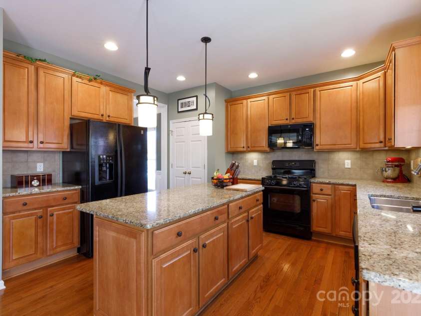 4232 Belle Meade Circle, Belmont, NC 28012.  MLS# CAR4238225, YatesRealty ID 3702. Spacious kitchen