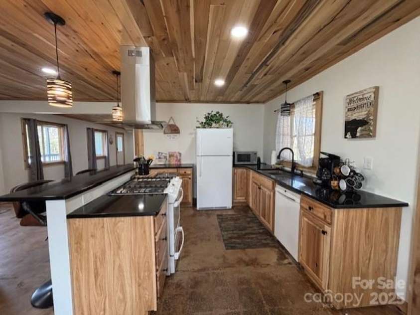 43 Flaming Arrow Drive, Whittier, NC 28789.  MLS# CAR4237386, YatesRealty ID 3702. 