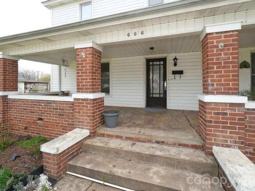 606 Main Street, China Grove, NC 28023.  MLS# CAR4355852, YatesRealty ID 3702. 