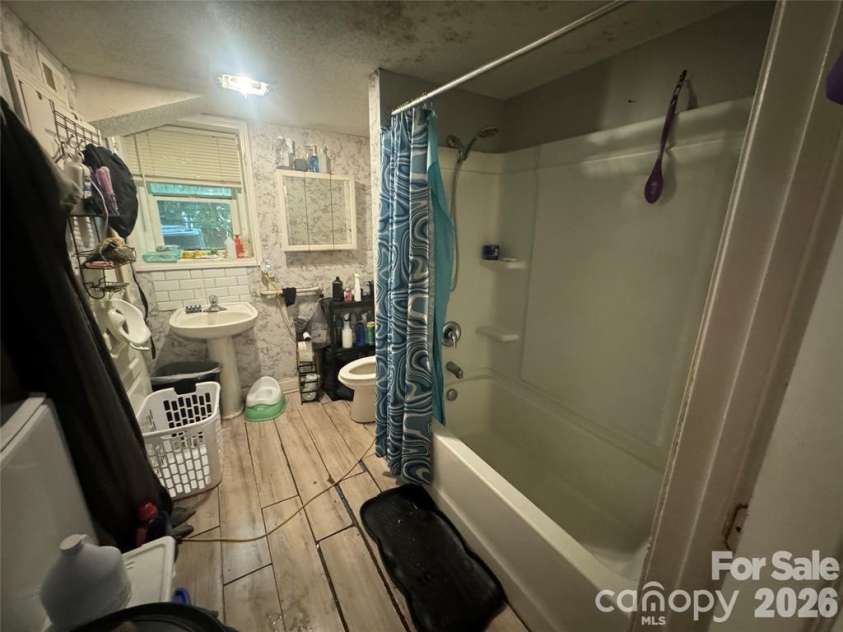 1028 Karendale Avenue, Charlotte, NC 28208.  MLS# CAR4397545, YatesRealty ID 37021. 