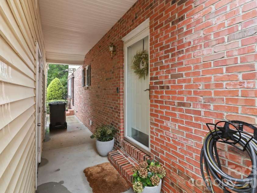 4311 Laurel Hill Lane, Charlotte, NC 28217.  MLS# CAR4399635, YatesRealty ID 37028. 