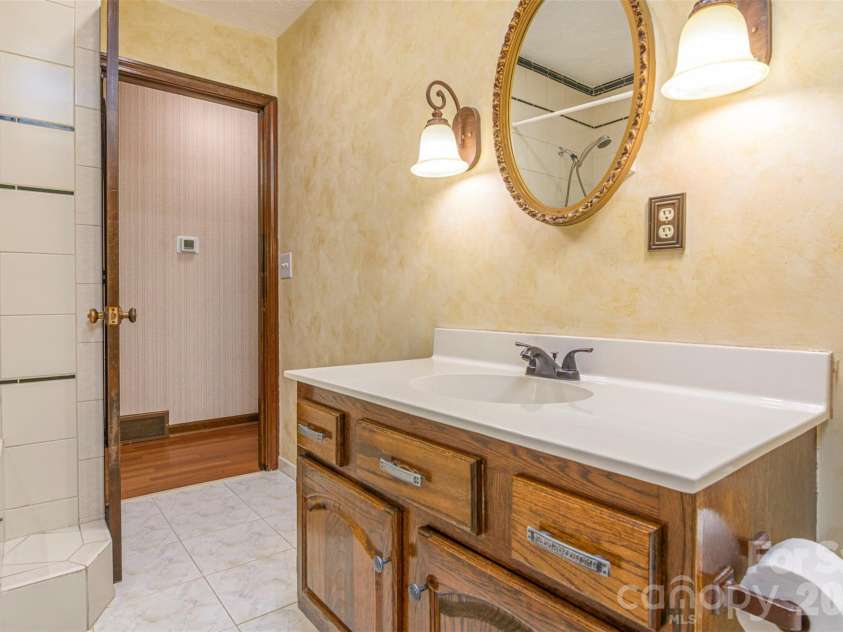 111 Kindy Forest Drive, Hendersonville, NC 28739.  MLS# CAR4398408, YatesRealty ID 37029. 2nd En-suite