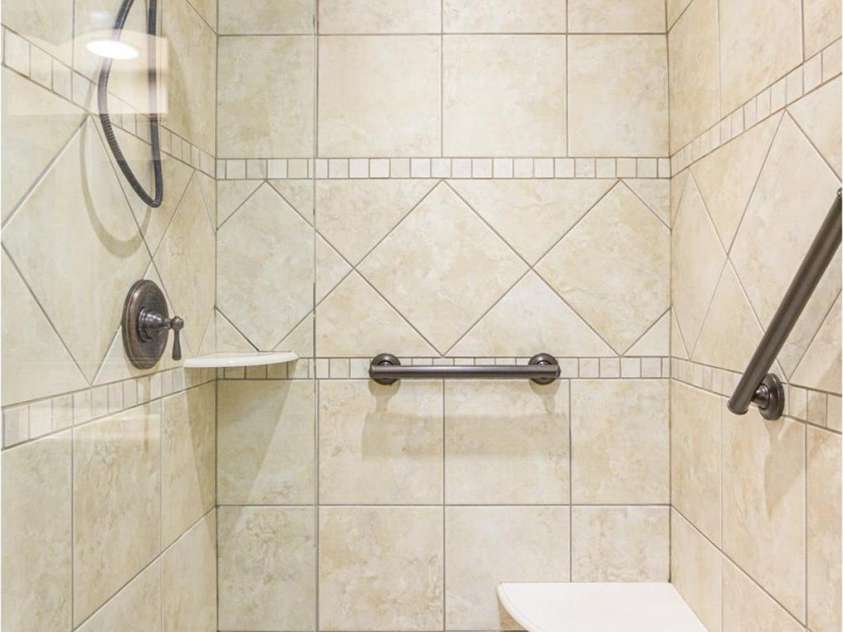 111 Kindy Forest Drive, Hendersonville, NC 28739.  MLS# CAR4398408, YatesRealty ID 37029. 