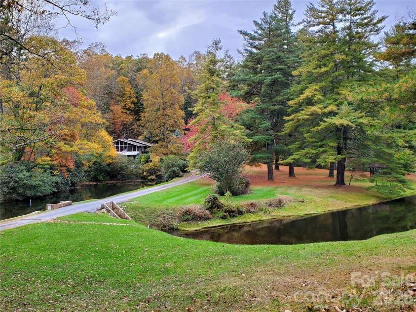 111 Kindy Forest Drive, Hendersonville, NC 28739.  MLS# CAR4398408, YatesRealty ID 37029. Fall in Kindy Forest