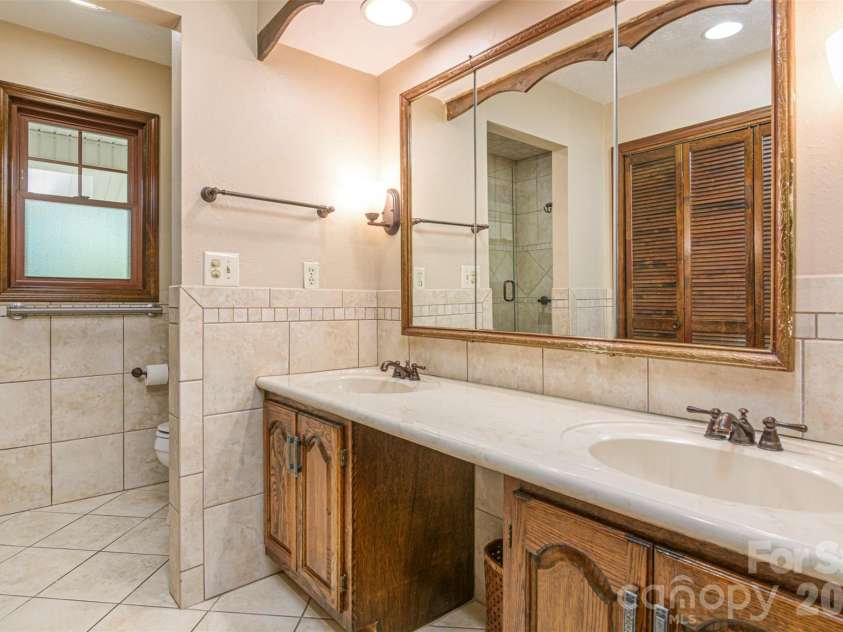 111 Kindy Forest Drive, Hendersonville, NC 28739.  MLS# CAR4398408, YatesRealty ID 37029. Primary En-Suite