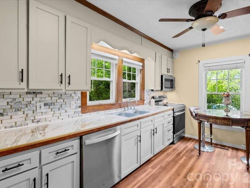 501 2nd Avenue, Lexington, NC 27292.  MLS# CAR4402611, YatesRealty ID 37032. 