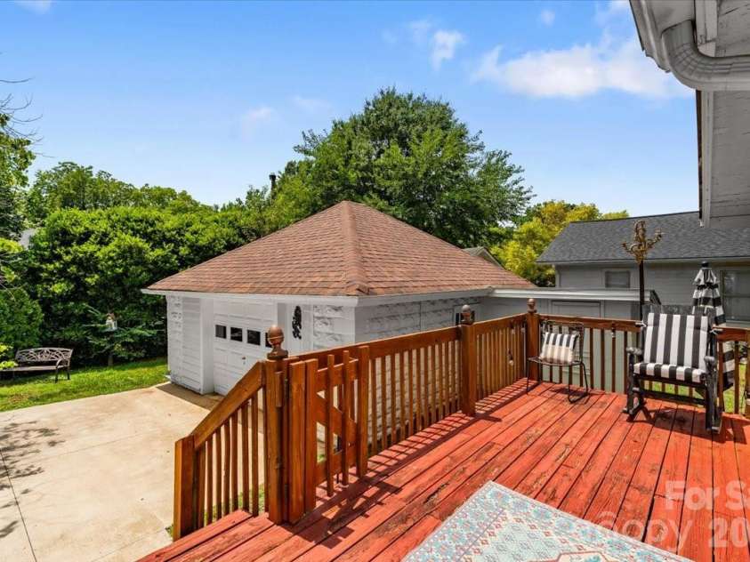 501 2nd Avenue, Lexington, NC 27292.  MLS# CAR4402611, YatesRealty ID 37032. 