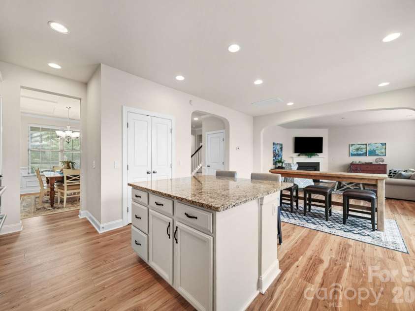17516 Austins Creek Drive, Charlotte, NC 28278.  MLS# CAR4386334, YatesRealty ID 37034. 