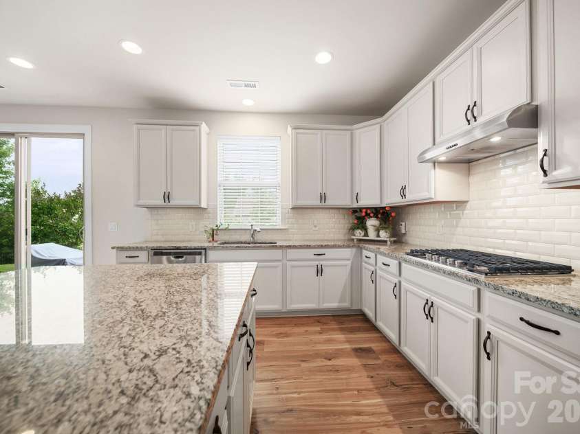 17516 Austins Creek Drive, Charlotte, NC 28278.  MLS# CAR4386334, YatesRealty ID 37034. 