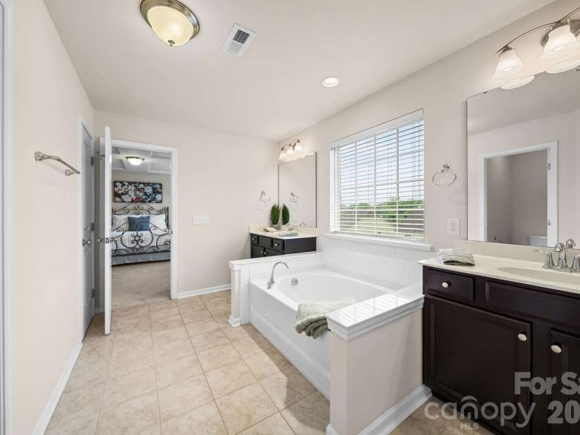 17516 Austins Creek Drive, Charlotte, NC 28278.  MLS# CAR4386334, YatesRealty ID 37034. 