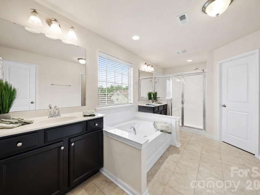 17516 Austins Creek Drive, Charlotte, NC 28278.  MLS# CAR4386334, YatesRealty ID 37034. 