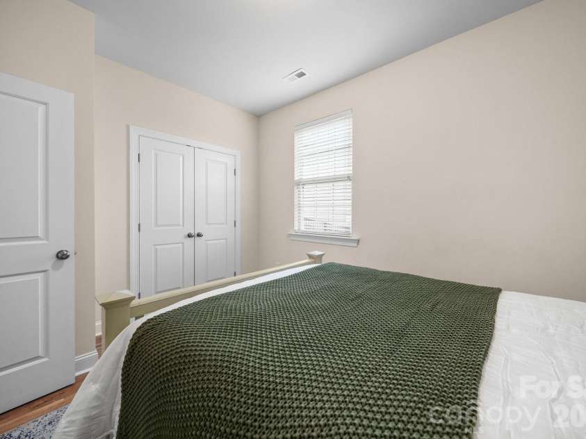 17516 Austins Creek Drive, Charlotte, NC 28278.  MLS# CAR4386334, YatesRealty ID 37034. 