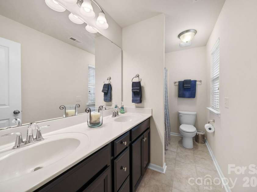 17516 Austins Creek Drive, Charlotte, NC 28278.  MLS# CAR4386334, YatesRealty ID 37034. 