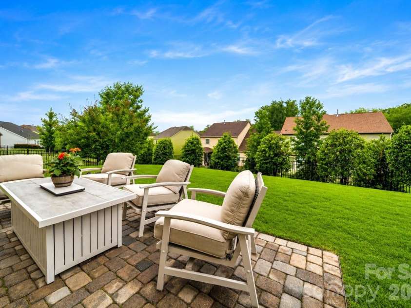 17516 Austins Creek Drive, Charlotte, NC 28278.  MLS# CAR4386334, YatesRealty ID 37034. 