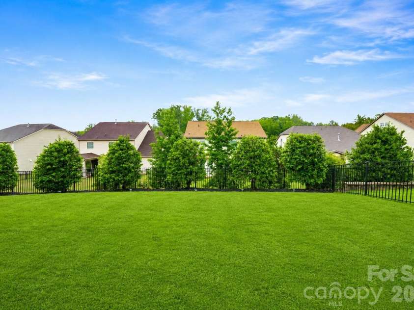 17516 Austins Creek Drive, Charlotte, NC 28278.  MLS# CAR4386334, YatesRealty ID 37034. 