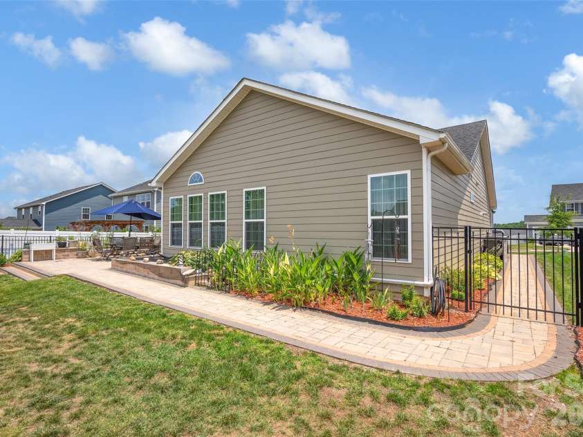 11216 Vanguard Parkway, Huntersville, NC 28078.  MLS# CAR4404073, YatesRealty ID 37037. 