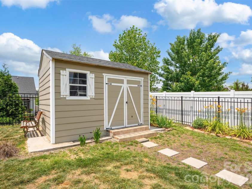 11216 Vanguard Parkway, Huntersville, NC 28078.  MLS# CAR4404073, YatesRealty ID 37037. 