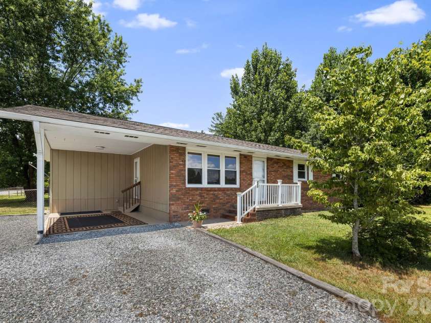 490 ecusta Road, Brevard, NC 28712.  MLS# CAR4402945, YatesRealty ID 37040. 