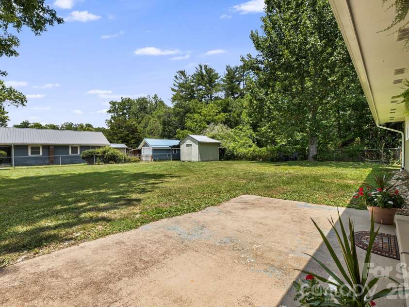 490 ecusta Road, Brevard, NC 28712.  MLS# CAR4402945, YatesRealty ID 37040. 