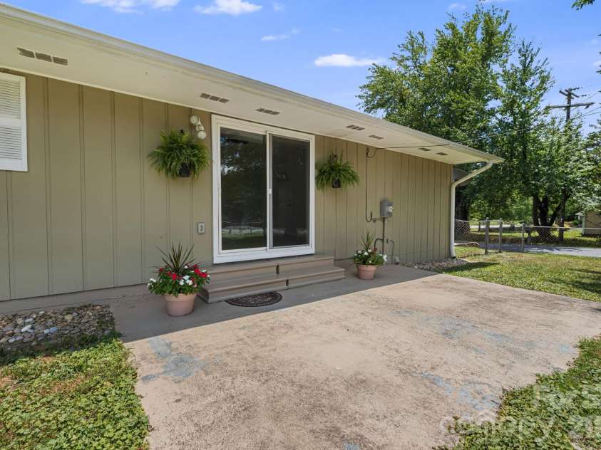 490 ecusta Road, Brevard, NC 28712.  MLS# CAR4402945, YatesRealty ID 37040. 