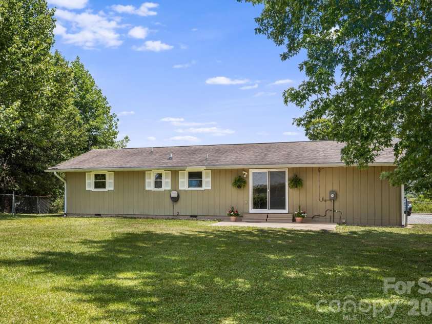 490 ecusta Road, Brevard, NC 28712.  MLS# CAR4402945, YatesRealty ID 37040. 