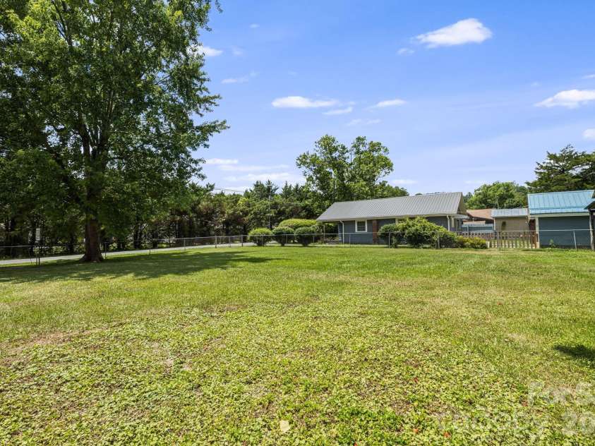 490 ecusta Road, Brevard, NC 28712.  MLS# CAR4402945, YatesRealty ID 37040. 