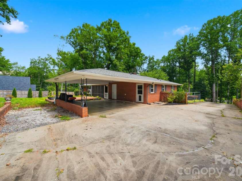 115 WEDGEWOOD Drive, Morganton, NC 28655.  MLS# CAR4396426, YatesRealty ID 37041. 